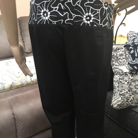 Dressy embroidered capri pants - Picture 2 of 5